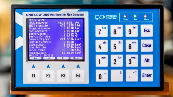 UNIFLOW-200 számítóművek műszerszekrénybe építve