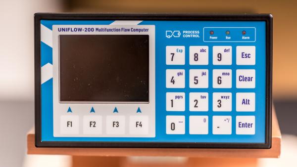 UNIFLOW-200 számítóművek műszerszekrénybe építve
